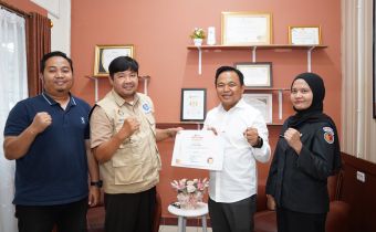Penyerahan sertifikat Narasumber dalam kegiatan Konsolidasi Demokrasi dan Podcast Ruang Publik kepada Ketua ASITA Sumatera Barat. Senin. 25/05/2026