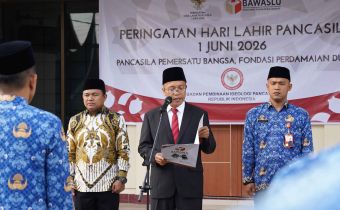 Ketua Bawaslu Sumbar, Alni Pimpin Upacara Peringatan Hari Lahir Pancasila, Senin. 01/06