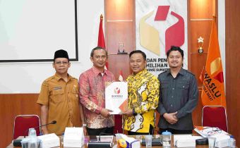 Penyerahan Saran Perbaikan Data Pemilih Oleh Anggota Bawaslu Sumbar, Muhamad Khadafi kepada Anggota KPU Provinsi Sumbar, Medo Patria, Selasa. (09/06)