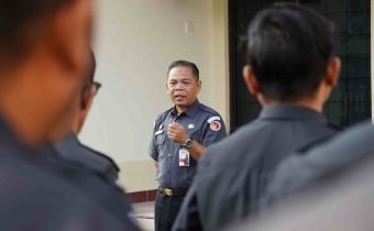 Kepala Sekretariat Bawaslu Provinsi Sumatera Barat, Rinaldi Aulia pimpin Apel rutin, Senin. 15/06