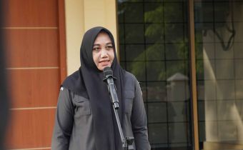 Kepala Bagian Hukum, Humas dan Data Informasi Bawaslu Provinsi Sumatera Barat, Roza Molina sampaikan amanat saat apel pagi, Senin. 27/07/2026