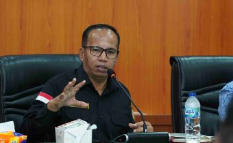 Anggota Bawaslu Provinsi Sumatera Barat, Vifner, selaku Koordinator Divisi Penanganan Pelanggaran, Data dan Informasi Bawaslu Provinsi Sumatera Barat saat memberikan sambutan kegiatan Rapat Dalam Kantor, selasa. 11/08/2026