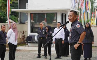 Kepala Sekretariat Bawaslu Sumbar, Rinaldi Aulia Pimpin apel pagi di Lingkungan Sekretariat Bawaslu Provinsi Sumatera Barat, Senin. 31/08/2026
