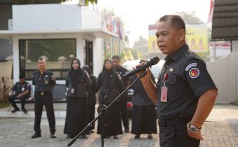Kepala Sekretariat Bawaslu Provinsi Sumatera Barat, Rinaldi Aulia Pimpin apel pagi, Senin. 07/09/2026