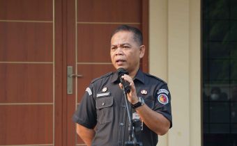 Kepala Sekretariat Bawaslu Provinsi Sumatera Barat, Rinaldi Aulia pimpinn apel pagi pada Senin (14/9/2026)
