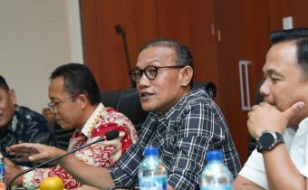 Sekretaris Jenderal Bawaslu RI, Ferdinand Eskol Tiar Sirait memberikan sambutan saat pertemuan di kantor Bawaslu Provinsi Sumatera Barat, Sabtu. 19/9/2026