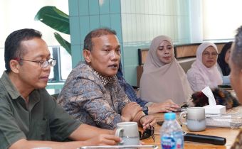 Sekretaris Jenderal Bawaslu Republik Indonesia, Ferdinand Eskol Tiar Sirait berdisukusi bersama Kasek dan Korsek Bawaslu Kabupaten/kota se Provinsi Sumatera Barat, Minggu. 20/09/2026
